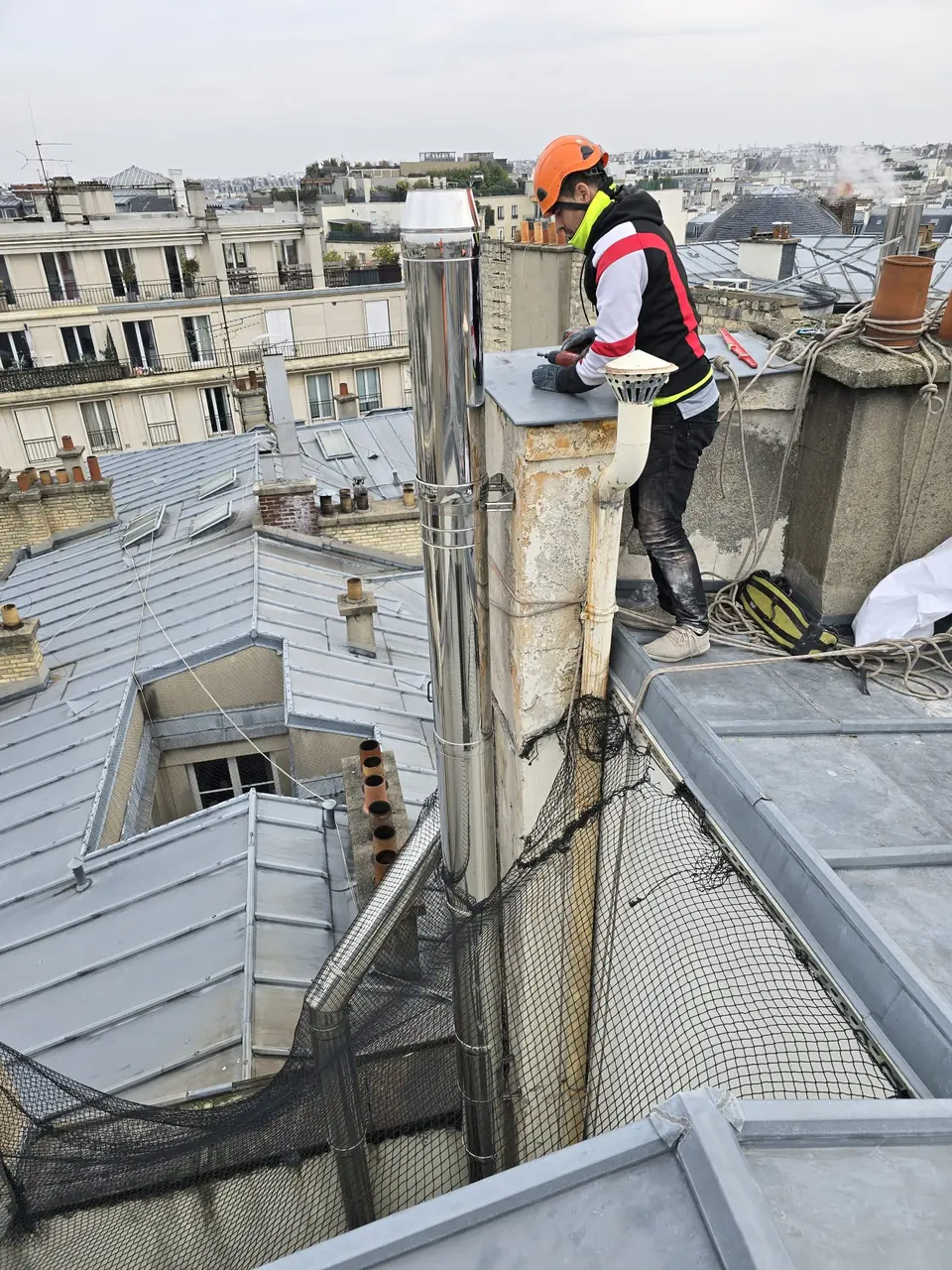 Conduit inox neuf raccordé sur souche de cheminée, toiture en zinc