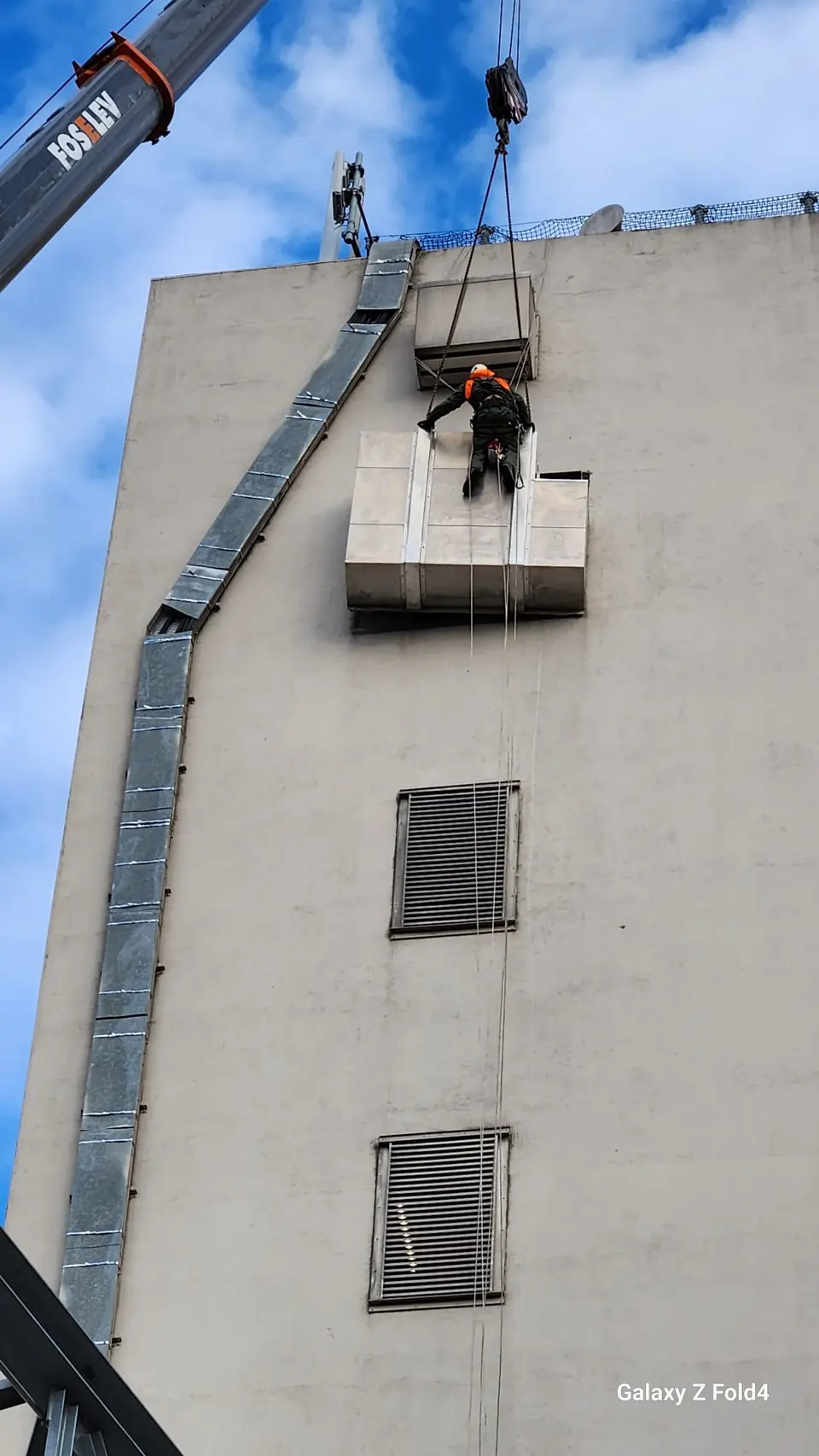 Extracteur et caisson VMC en toiture — Remplacement d'extracteur en toiture, y compris quand aucune grue ne p