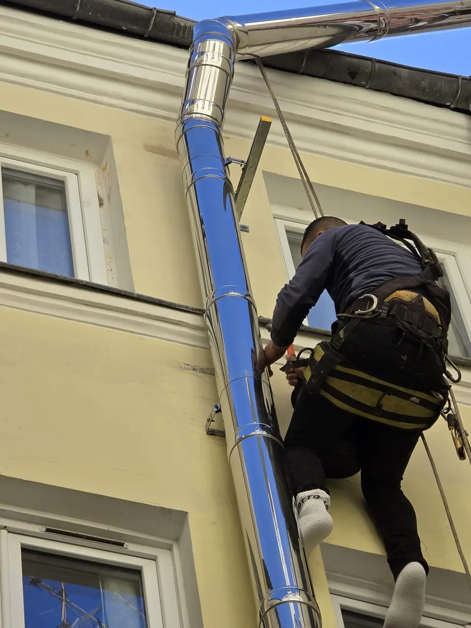 Conduit d'évacuation d'air : dépose et pose — On dépose l'ancien conduit et on pose le neuf dans le même passage — l
