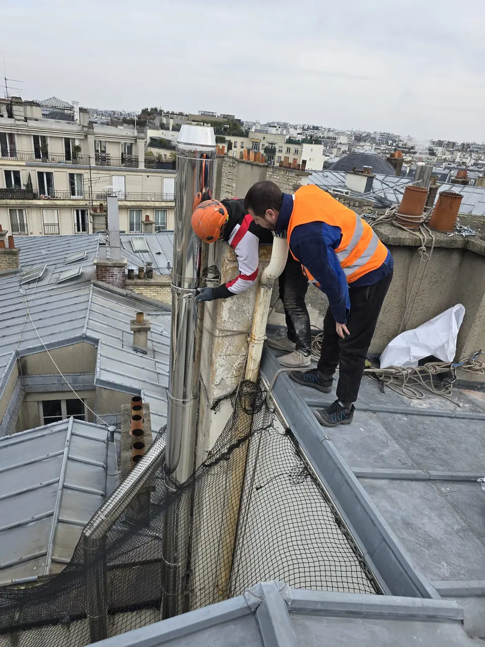 Remplacement d'un conduit d'évacuation en inox sur une souche de cheminée parisienne